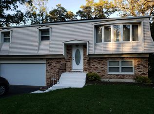 206 Indian Trl, Lake In The Hills, IL 60156