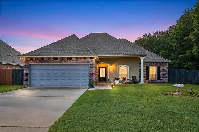 4 bed, 2.0 bath, 1947 sqft, $2,200 — Photo 1
