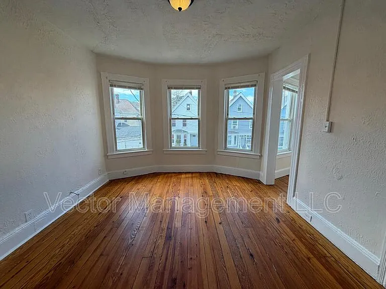 116 Rennell St — Photo 9