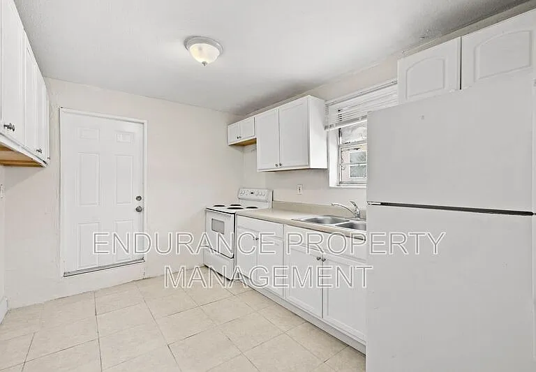 1125 W 28th St — Photo 8
