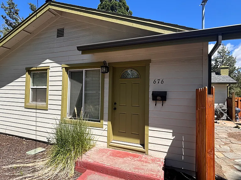 676 NE Franklin Ave — Photo 1