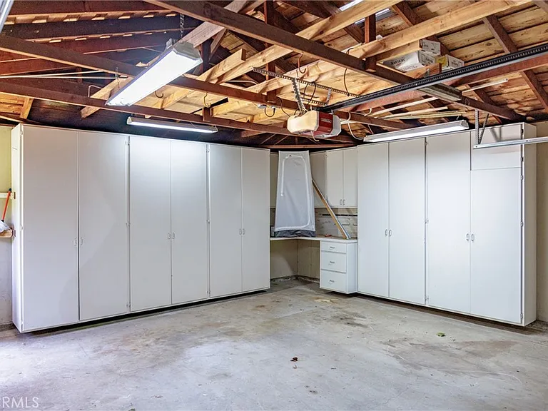 408 Flower St — Photo 36