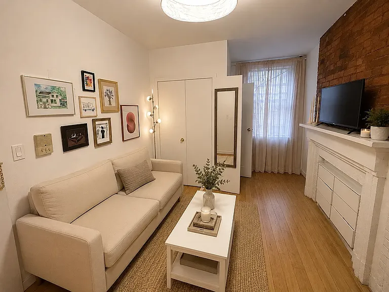 310 E 6th St #8 — Photo 1