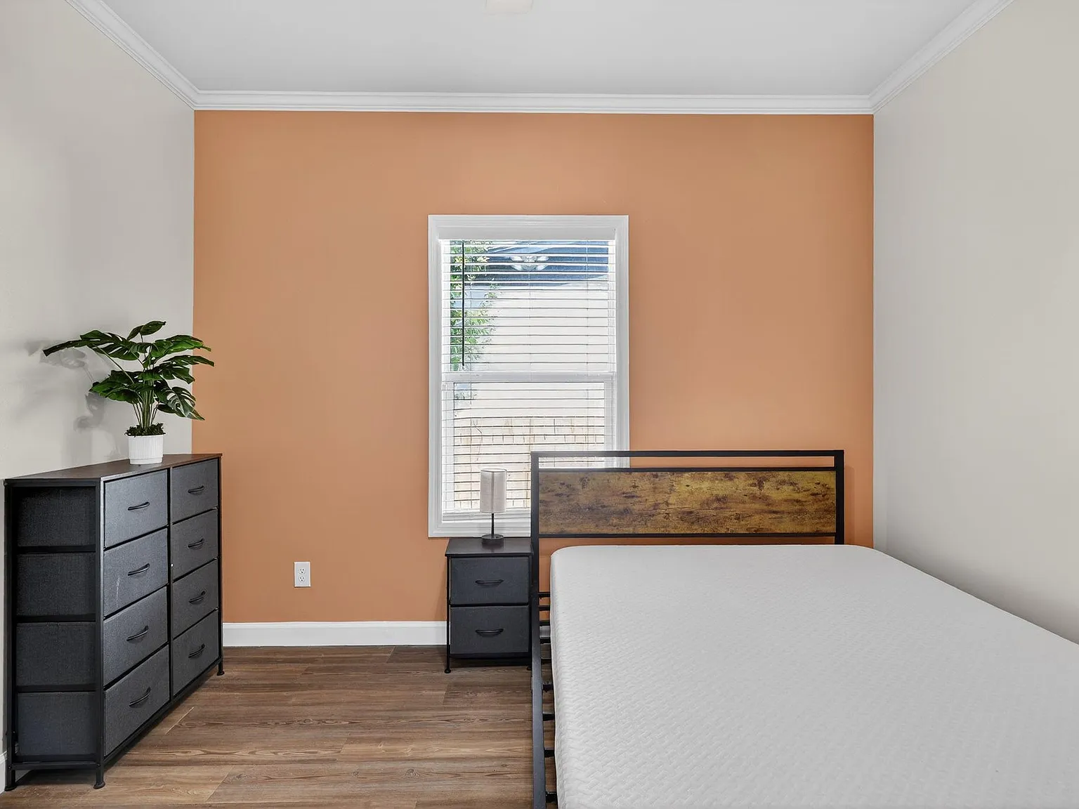 4 bed, 3.0 bath, 1900 sqft, $979 — Photo 2