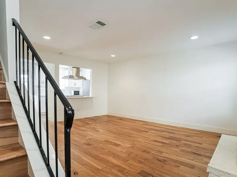 810 Banister Ln #806 — Photo 2