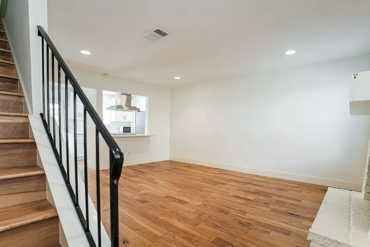 Building Photo - 810 Banister Ln #806