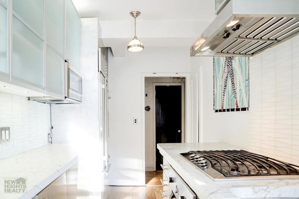 2 Bed 1 Bath Property, New York • 950 Sq Ft