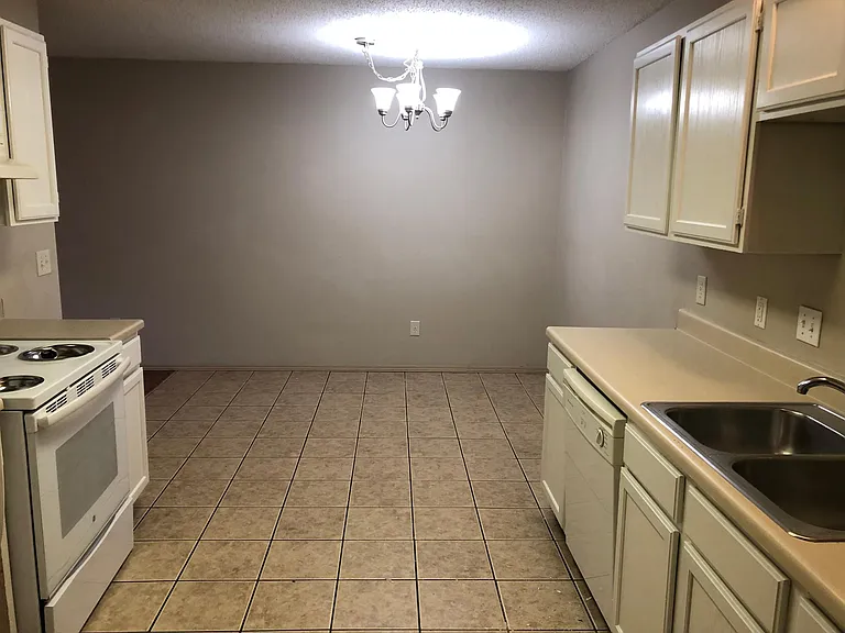 1900 N Caton Dr — Photo 6