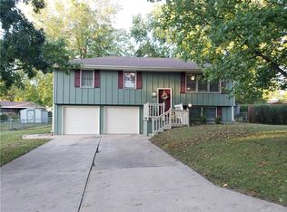 1402 Blueberry Dr, Harrisonville, MO 64701