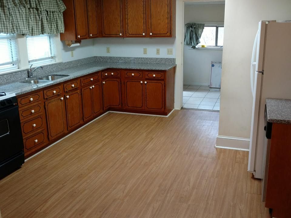 2nd image of 180 Robinhood Loop