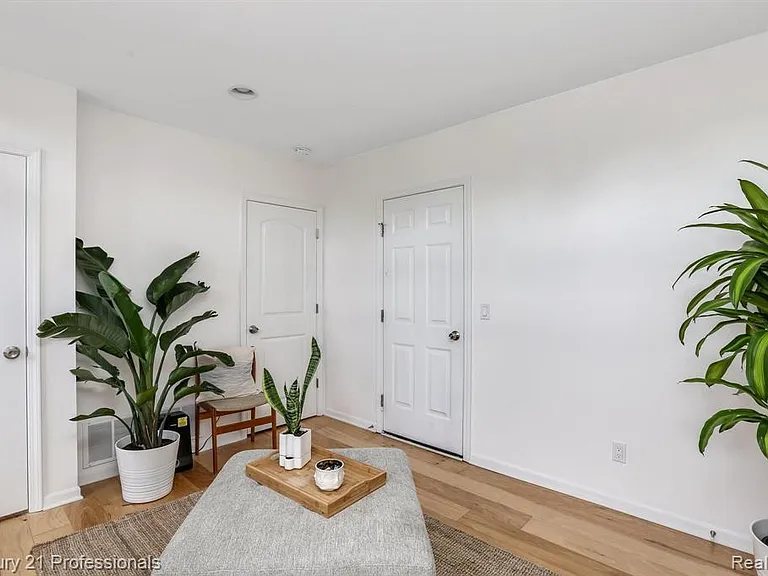 67 Kalter Dr — Photo 21