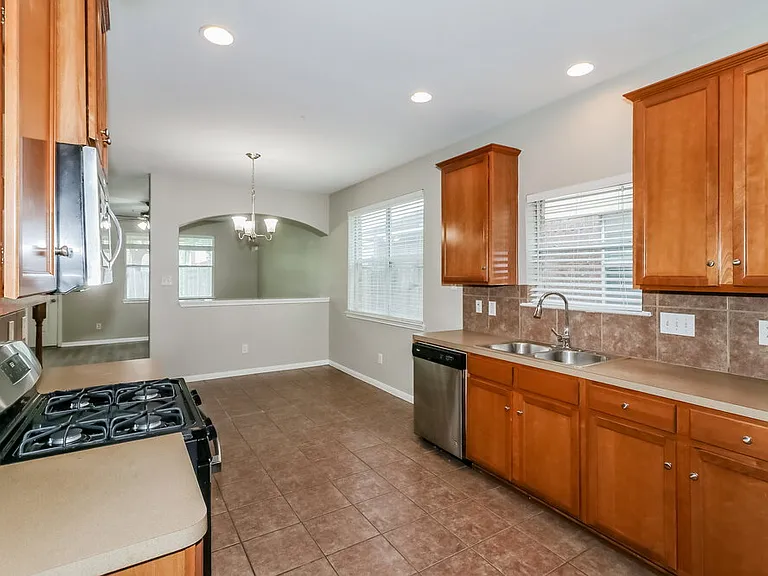 6015 Starbrook Creek Dr — Photo 8