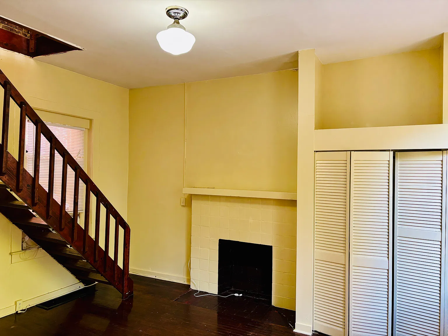 1 bed, 1.5 bath, 1100 sqft, $999 — Photo 2