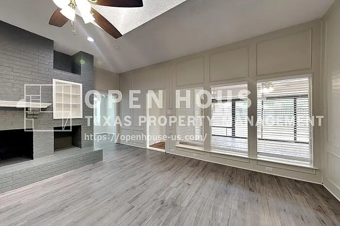 1914 Oakbluff Dr — Photo 3