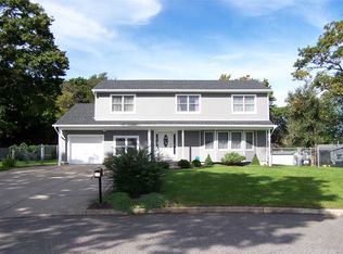 15 Denise Ct, Selden, NY 11784