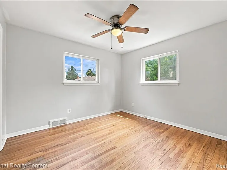 26280 Pinehurst St — Photo 5