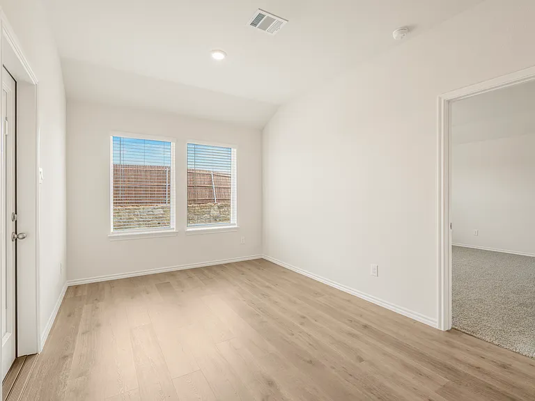 617 Camden Dr — Photo 3