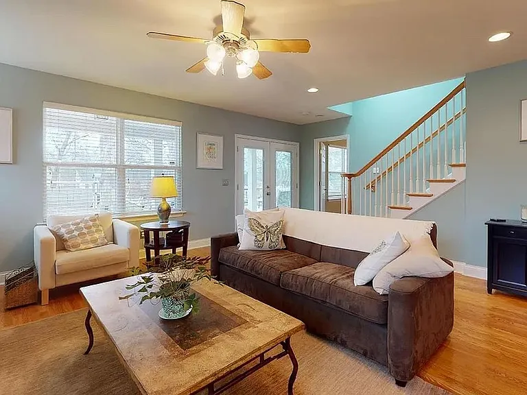 424 W Washington Ave — Photo 2