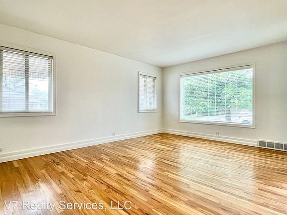 2nd image of 1922 E Hillcrest Ave