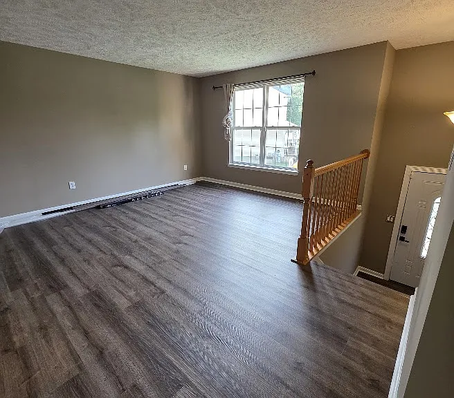 905 Lauren Way — Photo 3