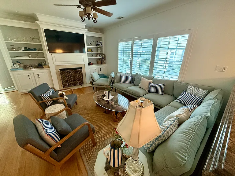 Cozy living room with seating up to 8 people and 65" Samsung 'The Frame' TV