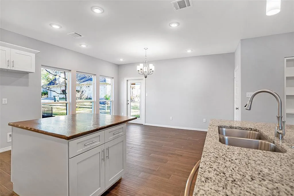 4 bed, 2.5 bath, 2506 sqft, $2,400 — Photo 3