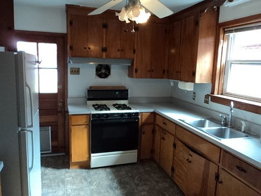 3rd image of 4702 W Grace St