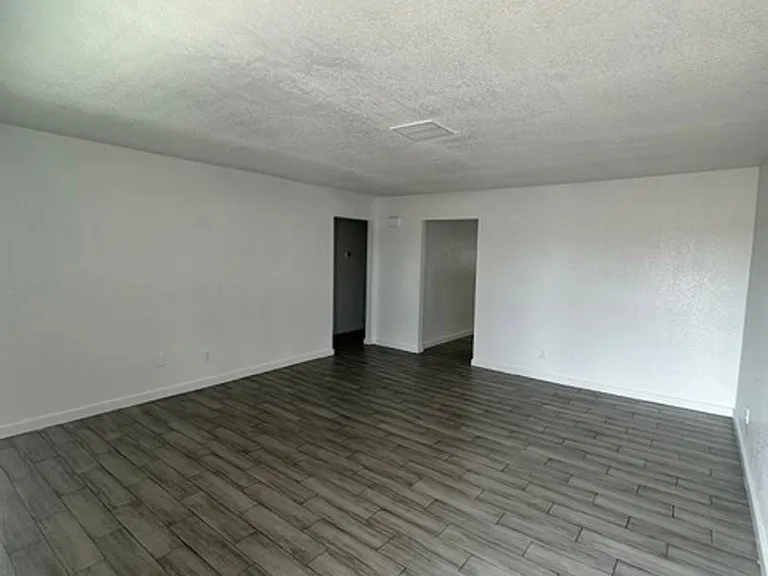 5318 W Turney Ave — Photo 4