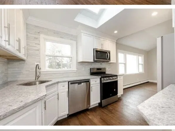 (undisclosed Address), West Islip, NY 11795