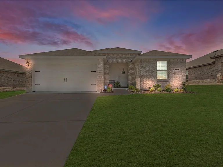 1404 Old Trail Rd — Photo 2