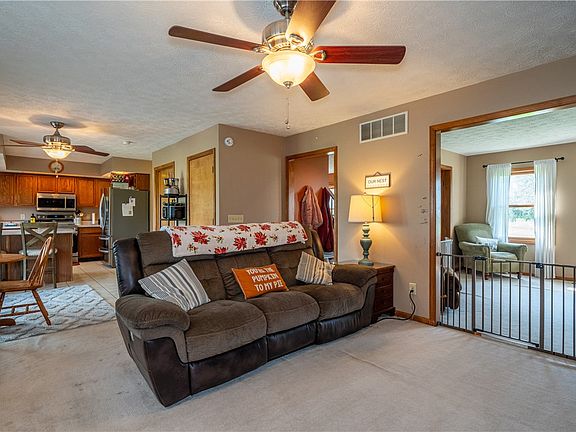 4th image of 3628 Petre Rd