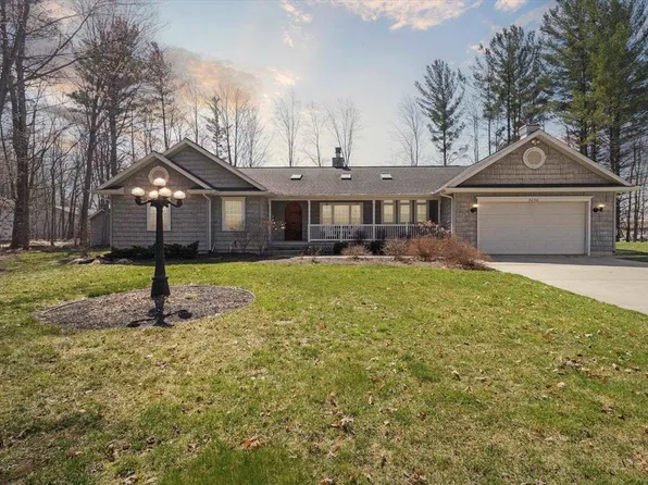 3030 E Maple Hill Ct, Midland, MI 48642