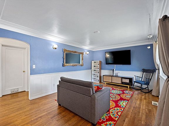 3rd image of 408 E Crown Ave