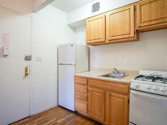4th image of 157 E 3rd St APT 1C
