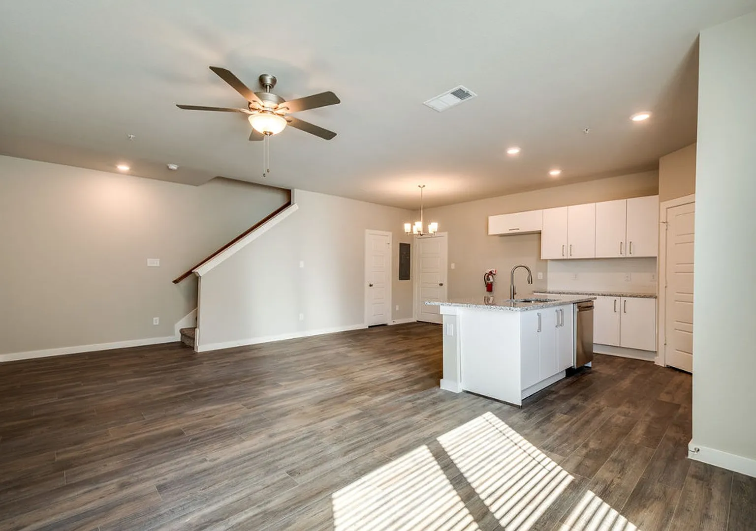 Available Now! Gorgeous 2 Bedroom Four Plex Located In Midlothian Isd! — Photo 3