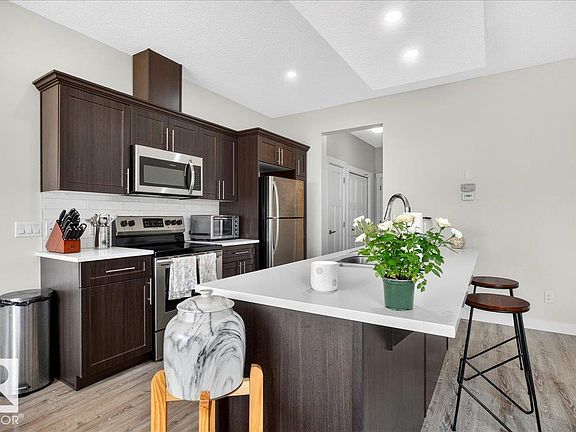 4th image of 100 Meadowland Cres