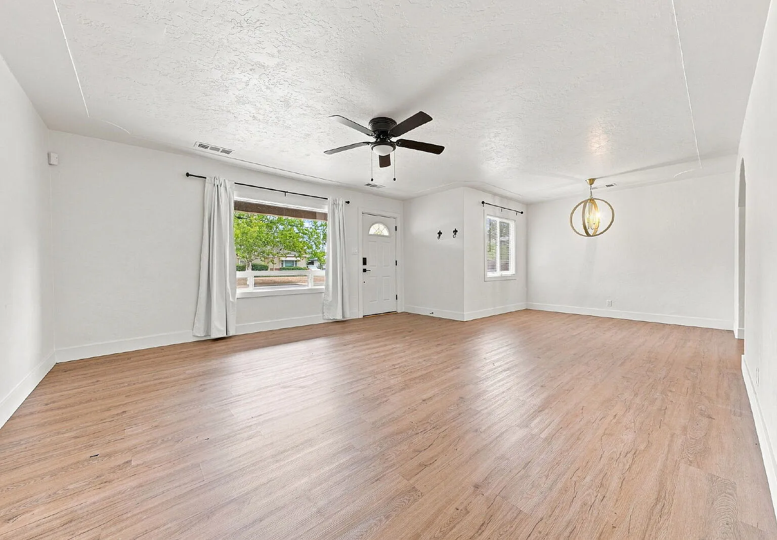 3 bed, 1.0 bath, 1128 sqft, $1,900 — Photo 4