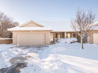 539 Bolson Dr, Oconomowoc, WI 53066