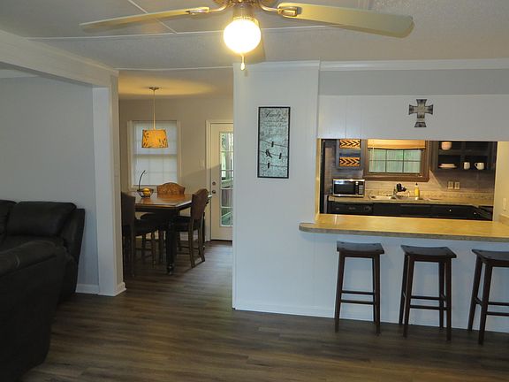 5th image of 302 E Holly St