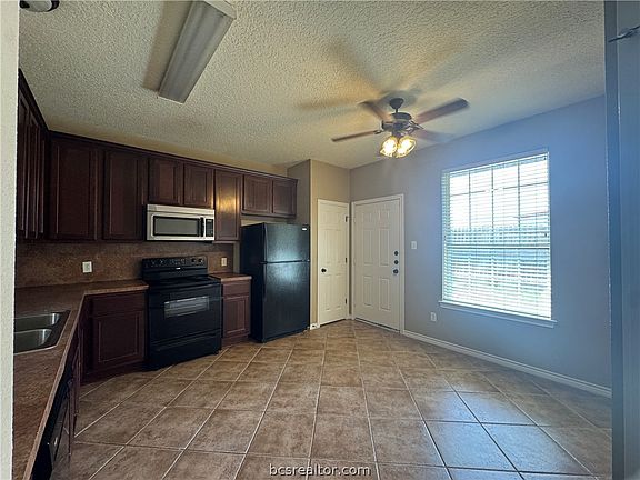 5th image of 124 Sterling St