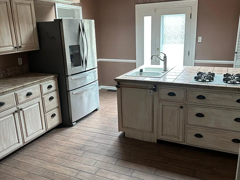 5747 Norwaldo Ave — Photo 2