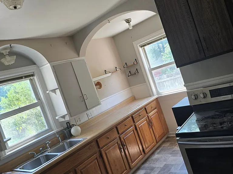 1637 Lawrence Ave #&-1639 — Photo 4