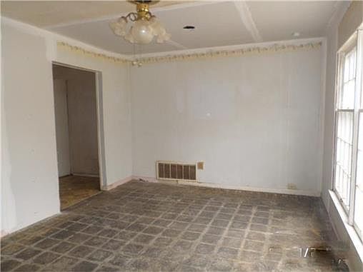 2nd image of 2910 Highland Ave