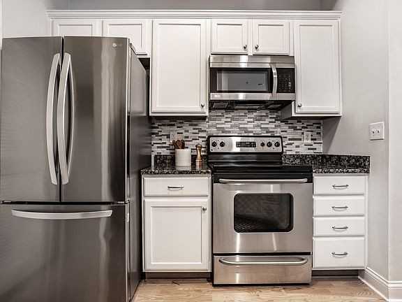 5th image of 450 E Ohio St APT 113