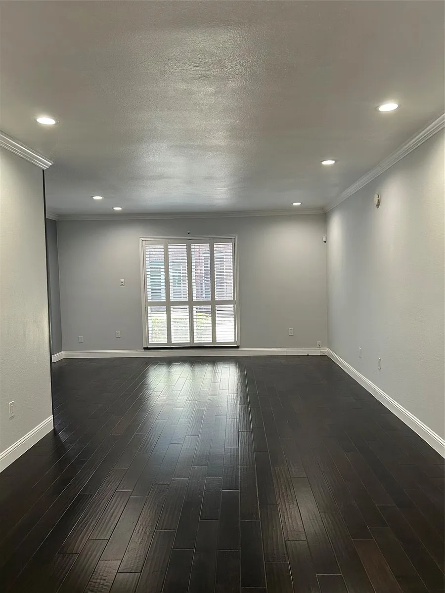 Building Photo - 840 Threadneedle St #220