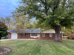 29 Briar Hill Rd, Paris, IL 61944