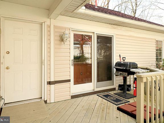 4th image of 379 Oakwood Ave