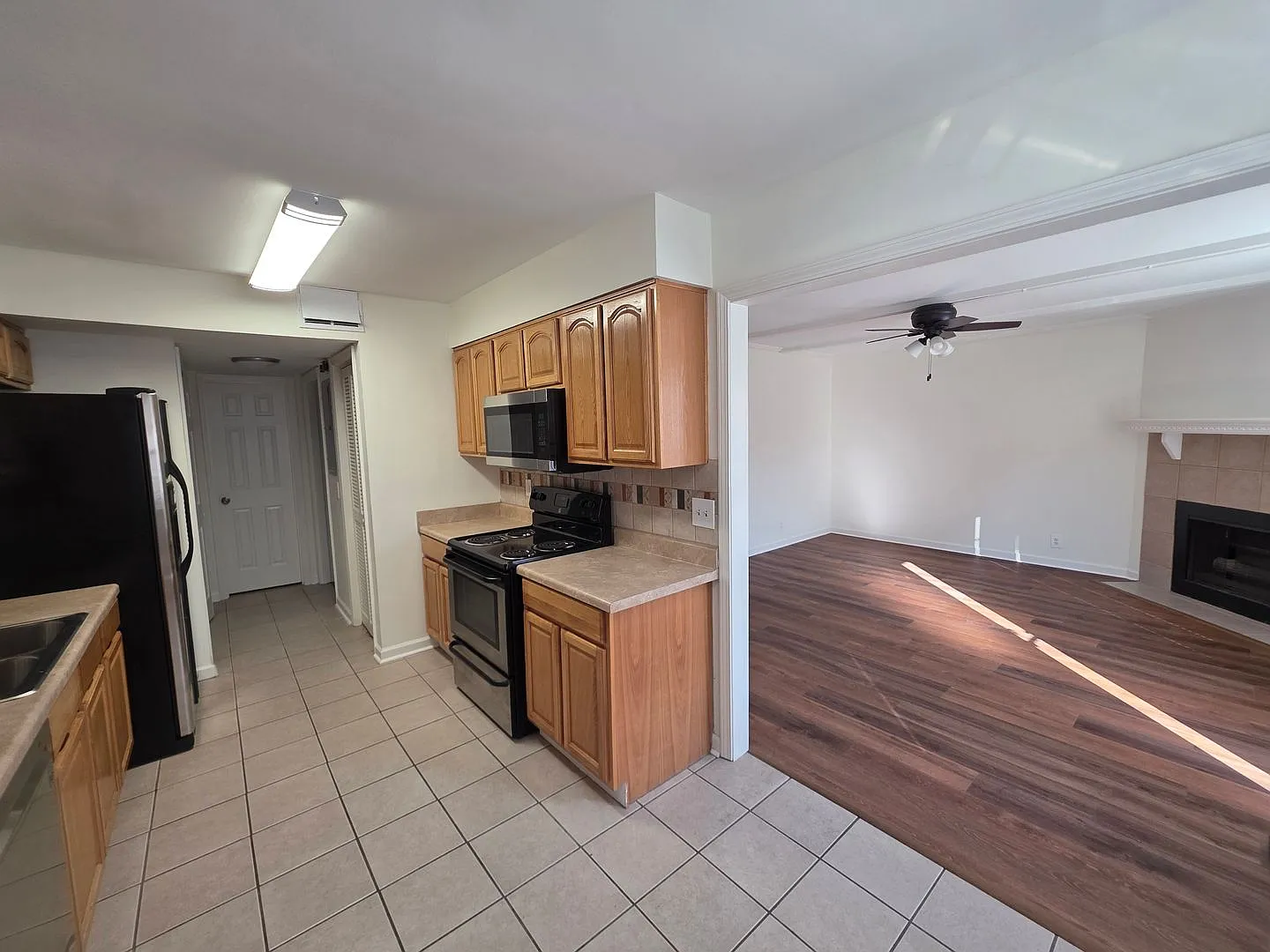 Beautiful Bellevue Townhome | 4 Bedrooms, 2 Living Areas, Pool, Tennis Clubhouse — Photo 4