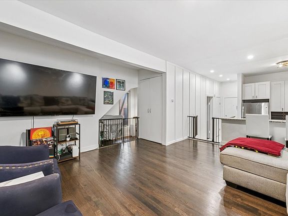 5th image of 1009 W Wolfram St APT 1E