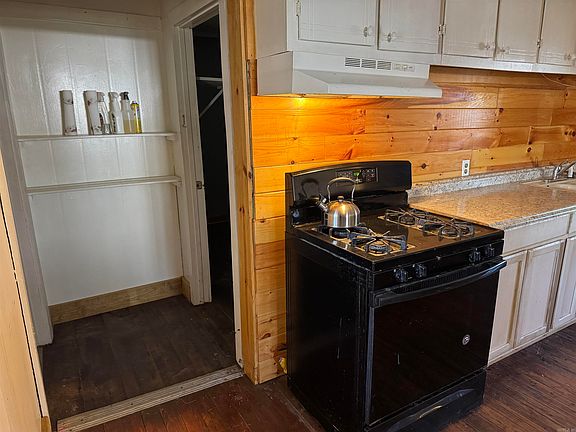 5th image of 405 N Elm St